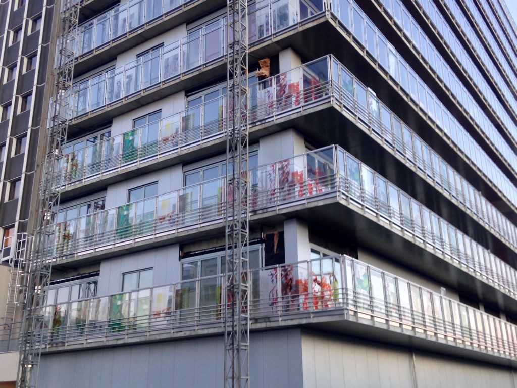 Derniers gardes-corps vitrés sérigraphiés posés sur le bâtiment A