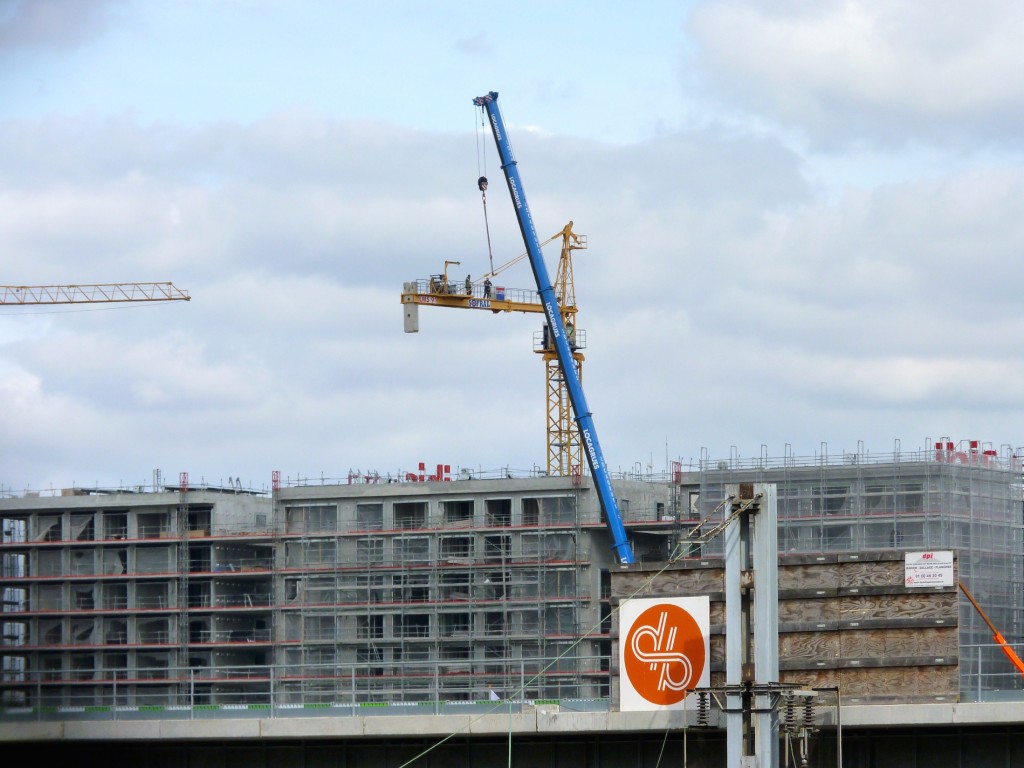 Grue de Parc 17 en cours de démontage, vendredi 27 mars, 13h00