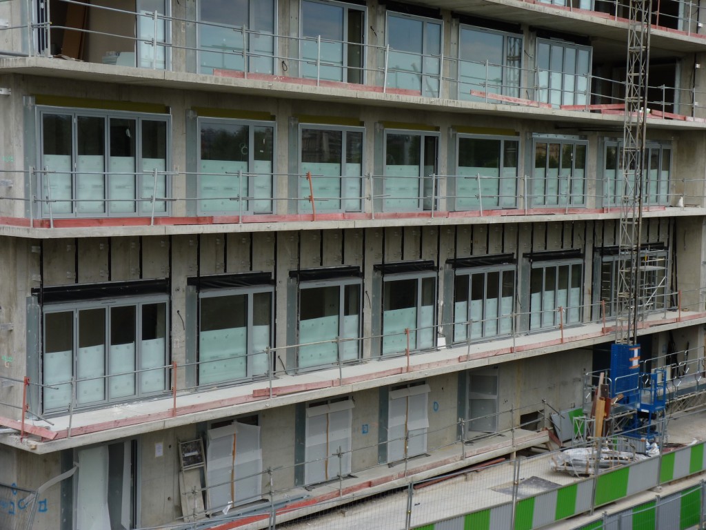 Pose des barres de fixation du bardage, bâtiment A